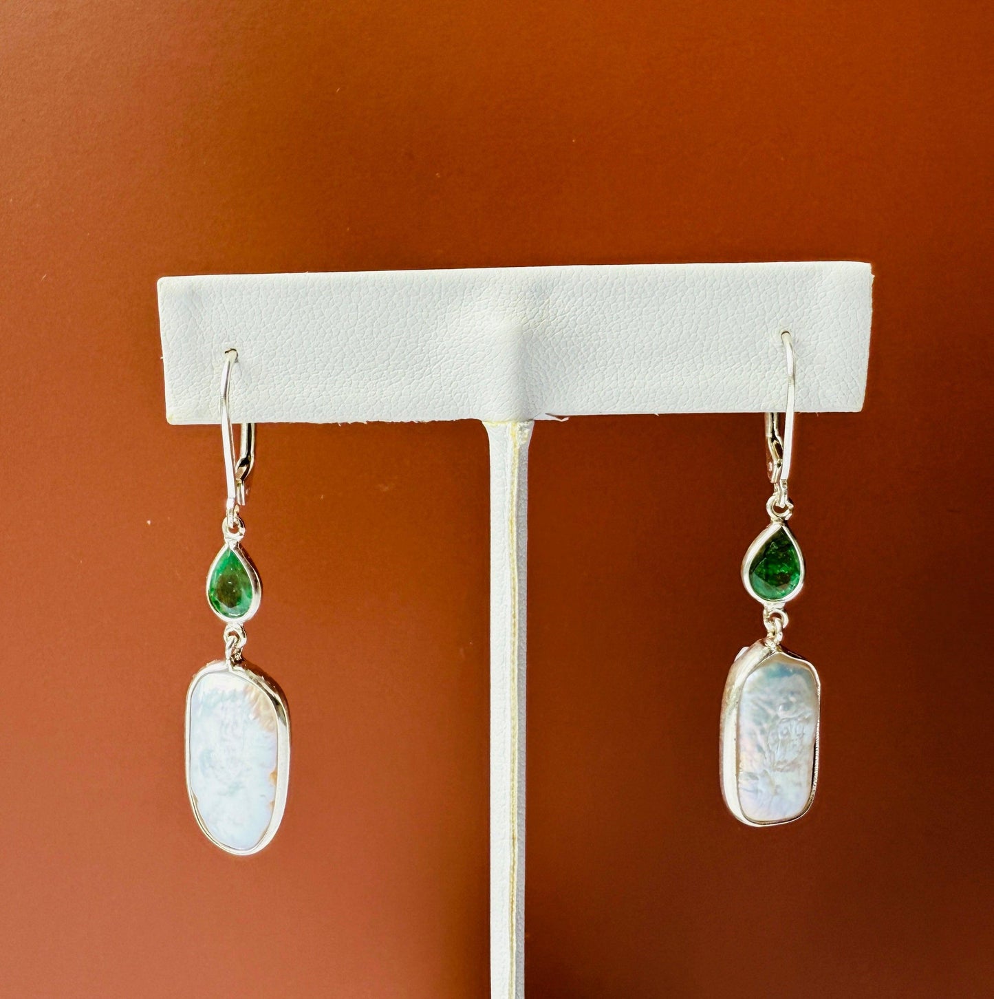 Emerald pearl hanging earrings minimal everyday fine jewelry in solid gold and sterling 925 silver with natural gemstones.