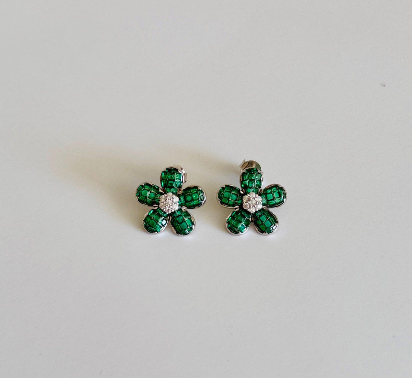 Emerald Flow Earrings minimal everyday fine jewelry in solid gold and sterling 925 silver with natural gemstones.